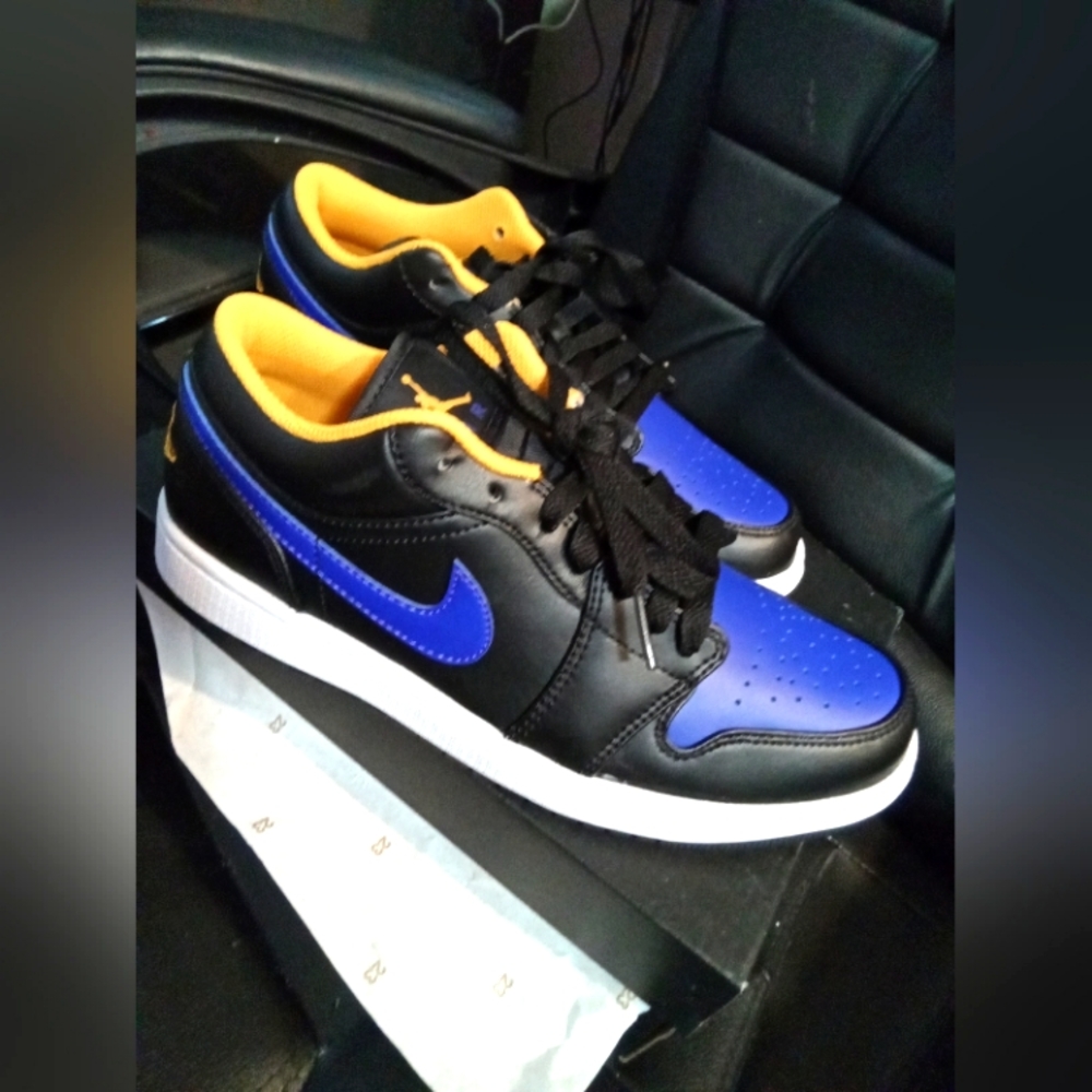 NIKE AIR JORDAN RETRO 1 LOW SIZE 8MEN NEW WITH BOX